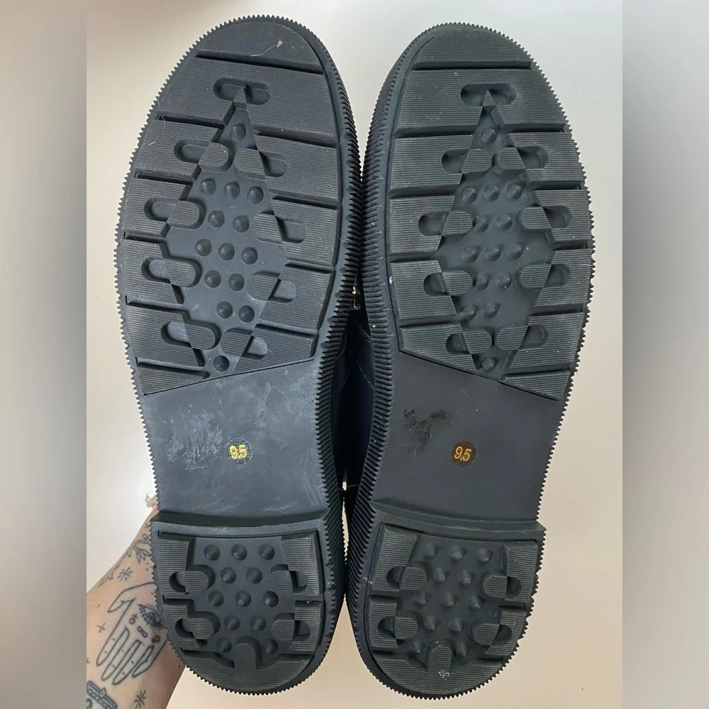 Kelsi Dagger | Size 9.5 Women’s Chunky Black Loafers with Gold Chain - Picture 3 of 3